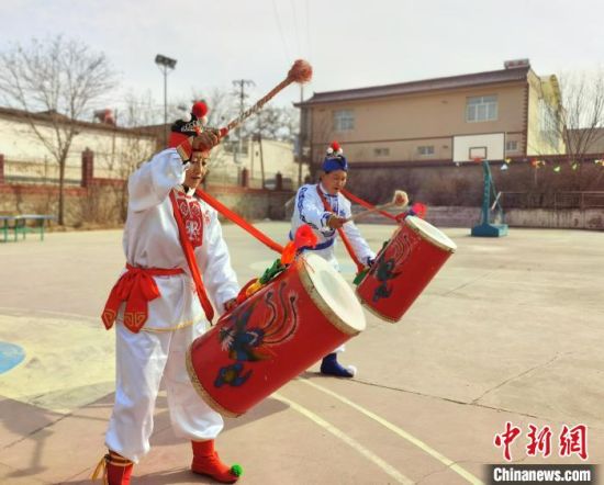 圖為劉玉均(右一)身穿青花服與隊(duì)員一起練習(xí)動(dòng)作?！堟?攝