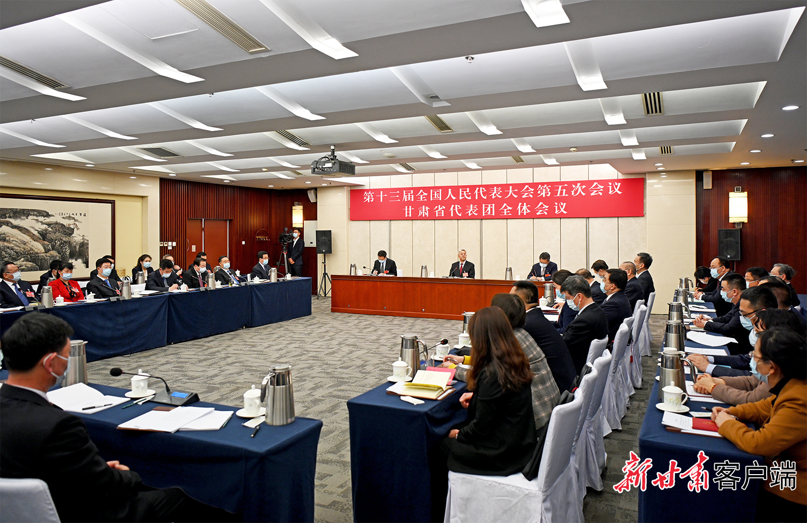 甘肅代表團(tuán)舉行全體會(huì)議，尹弘主持并講話