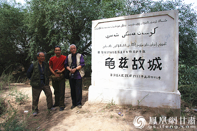 庫車是古代龜茲語，意為“龜茲人的城”，乃絲綢之路重鎮(zhèn)。2016年，蘇朗（右）、文巖（左）等藝術(shù)家前往庫車龜茲故城遺址采風(fēng)。楊文遠(yuǎn) 攝