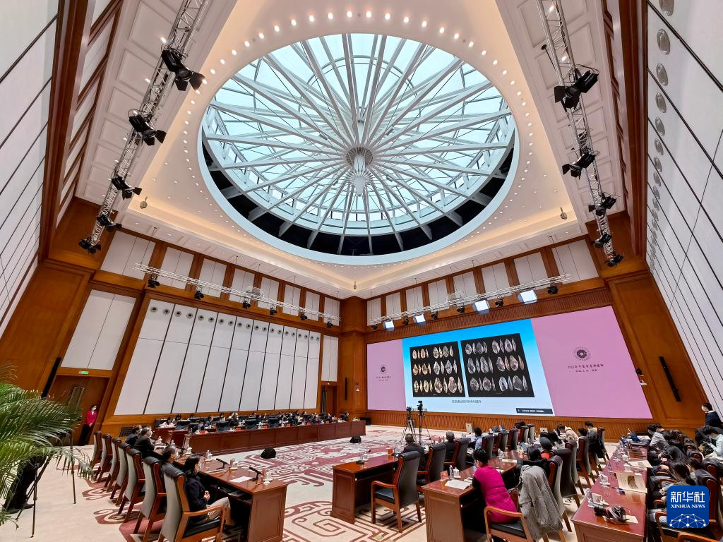 3月18日，“中國社會科學(xué)院考古學(xué)論壇·2021年中國考古新發(fā)現(xiàn)”進行入選項目報告環(huán)節(jié)（手機照片）。