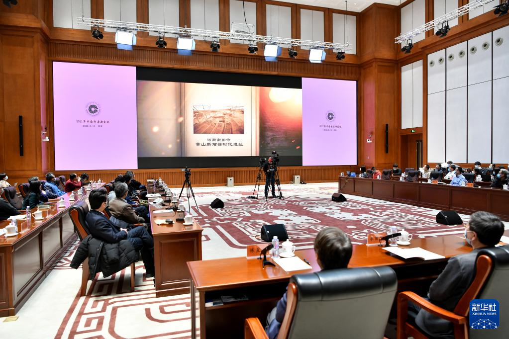3月18日，在“中國社會科學(xué)院考古學(xué)論壇·2021年中國考古新發(fā)現(xiàn)”上，參會人員觀看宣傳視頻。