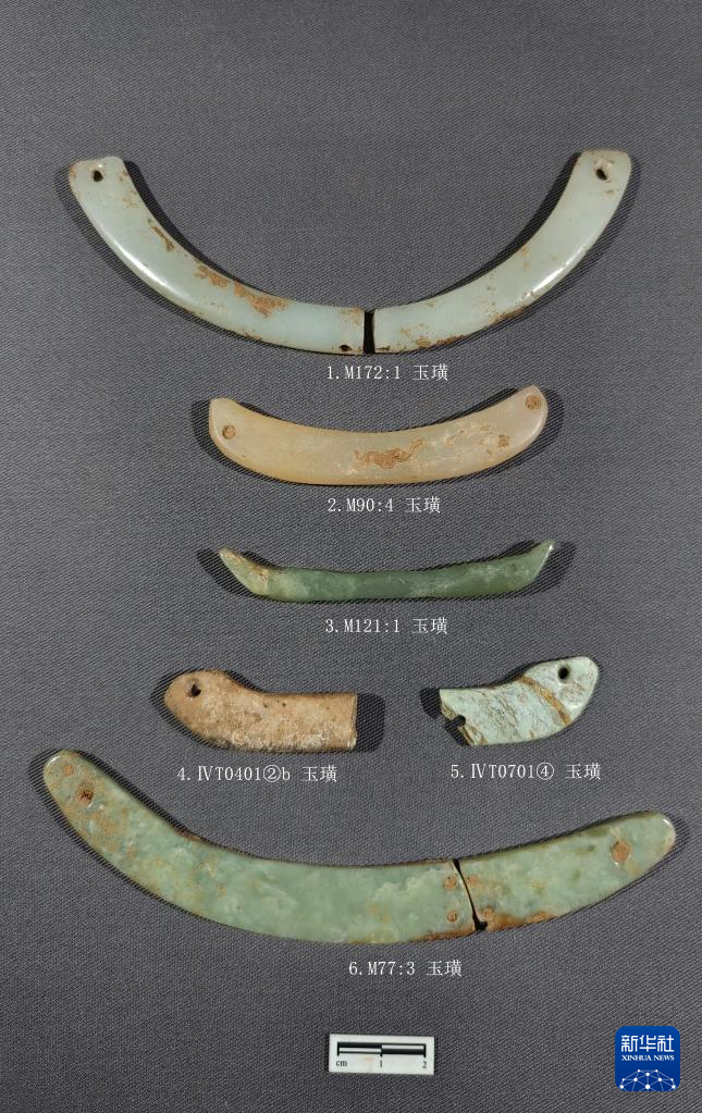 河南南陽市黃山新石器時代遺址出土的屈家?guī)X文化玉璜（資料圖）。