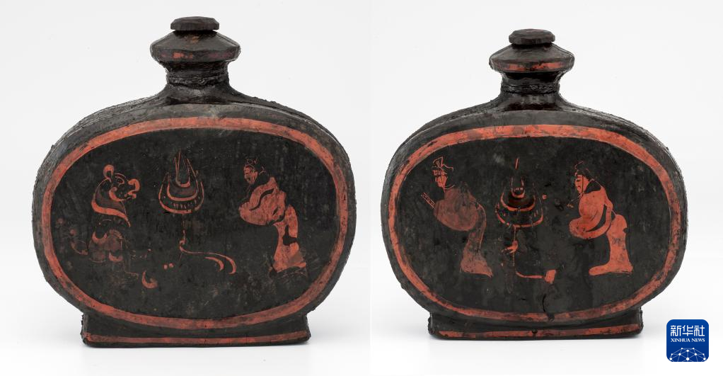 湖北云夢縣鄭家湖戰(zhàn)國秦漢墓地出土扁壺（資料圖）。