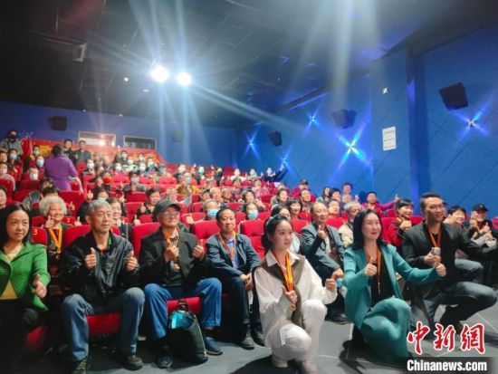 《浴血誓言》主創(chuàng)團隊與到場的紅軍后代合影?！￡愡x斌 攝