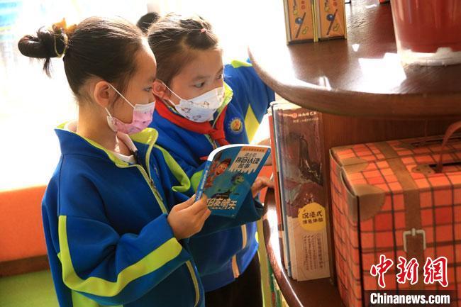 4月23日，不少民眾走進書局閱讀圖書，品味書香，學(xué)習(xí)敦煌文化，享受讀書快樂?！↑S燕 攝