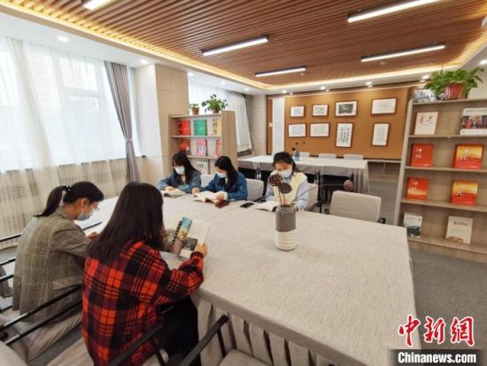 近日，在國(guó)網(wǎng)甘肅電力黨校職工書屋，正在舉行青年職工讀書交流活動(dòng)?！⌒煅?攝