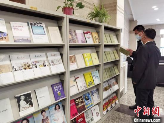 圖為國(guó)網(wǎng)甘肅電力黨校的職工書架。　徐雪 攝