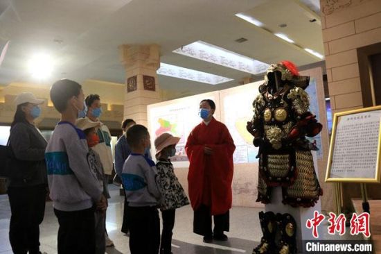 該“唐朝明光鎧”吸引游人圍觀，盡顯中國(guó)古代工匠獨(dú)特設(shè)計(jì)和傳統(tǒng)甲胄文化的魅力。　張曉亮 攝