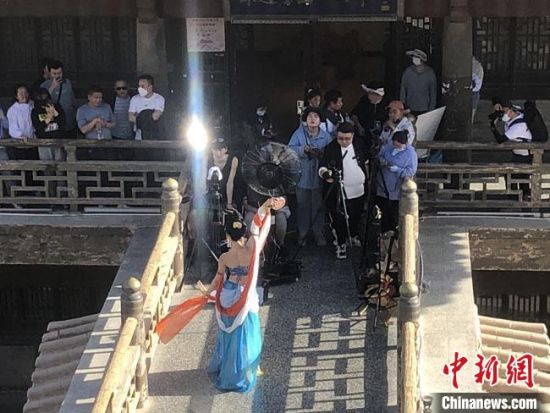 圖為5月以來，“奧大粒”直播現(xiàn)場引游客圍觀。　敦煌市委宣傳部供圖