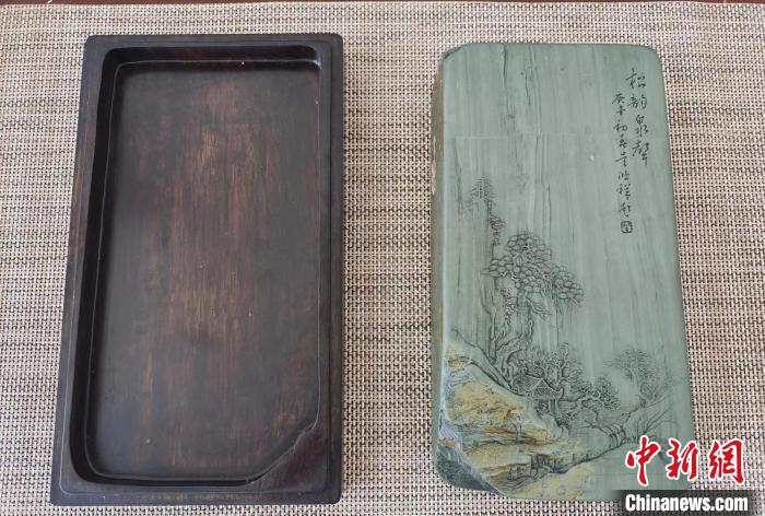 圖為甘肅甘南州洮硯藝人為提升洮硯文化內(nèi)涵，制作“一盒一拓”成品展示。(資料圖) 張婧 攝