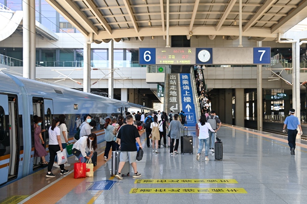 暑運(yùn)大幕開啟。蘭州鐵路局供圖