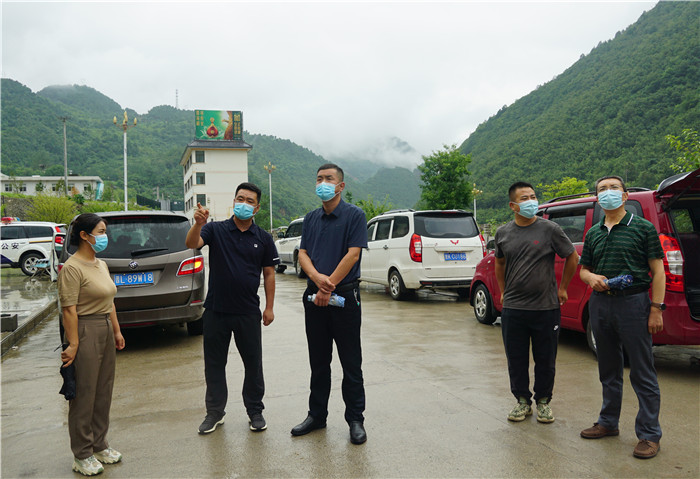 7月13日，隴南市徽縣紀(jì)檢監(jiān)察干部到嘉陵火車站督查疫情防控工作。張麗娟 攝.JPG
