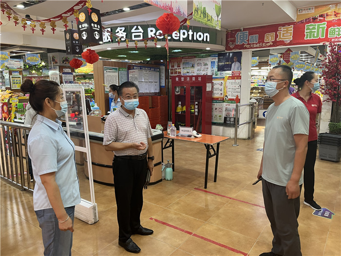7月15日，酒泉市玉門市疫情防控督查組在隴商聯(lián)華超市監(jiān)督檢查疫情防控措施落實(shí)情況。 .jpg