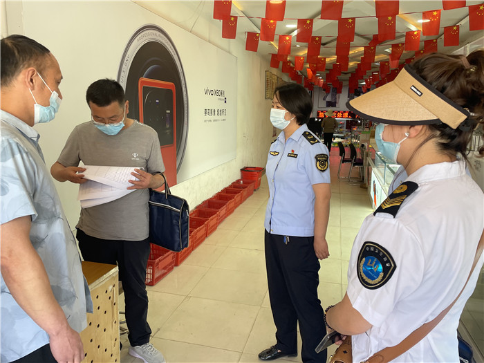 7月20日，定西市漳縣紀(jì)委監(jiān)委駐縣衛(wèi)生健康局紀(jì)檢監(jiān)察組抽調(diào)縣市場監(jiān)管局、衛(wèi)建局工作人員,深入新寺鎮(zhèn)萬家超市查看人員出入登記、環(huán)境消殺等。 蔣湘濤 攝.jpg