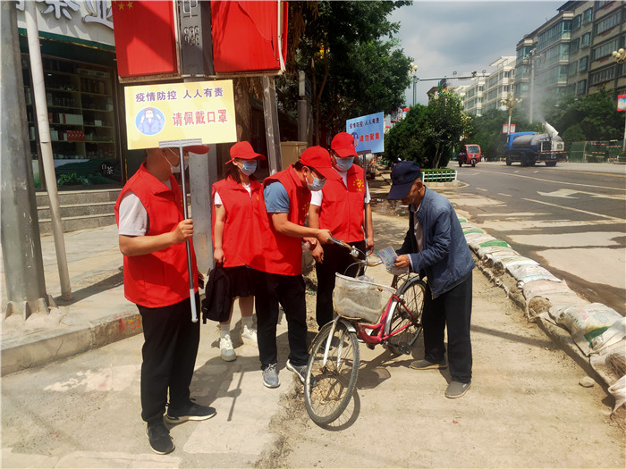 7月21日，定西市通渭縣紀(jì)委監(jiān)委機(jī)關(guān)志愿者在城區(qū)開展“不聚集、戴口罩”志愿活動(dòng)。.jpg