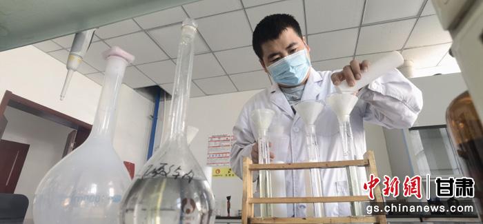 圖為甘肅科技集團(tuán)化工研究院有限責(zé)任公司工作人員正在做實(shí)驗(yàn)。魏建軍 攝