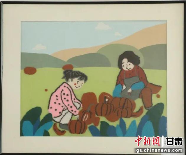 嘉峪關(guān)市新城鎮(zhèn)新城村農(nóng)業(yè)產(chǎn)業(yè)園區(qū)內(nèi)，母女兩人在摘南瓜。刺繡 馬艾米乃 繡稿 敬紅霞