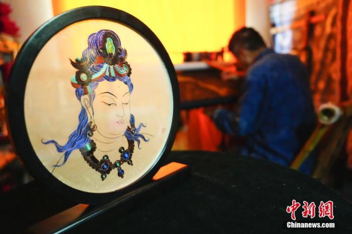 圖為劉云帆所創(chuàng)作的敦煌元素刺繡作品。 中新社發(fā) 謝秉錫 攝