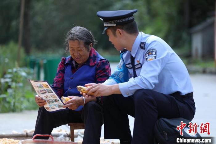圖為民警背警務小包給民眾宣講政策。(資料圖) 甘肅省公安廳供圖