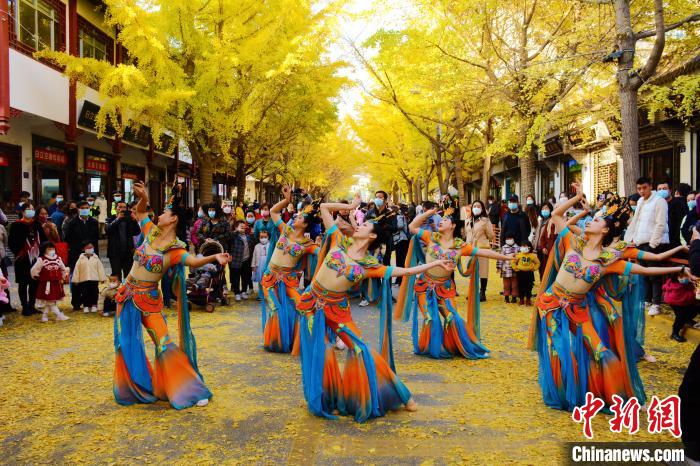 圖為秦州區(qū)文旅局組織的舞蹈隊帶來的舞蹈《絲路》?！∏刂輩^(qū)委宣布供圖
