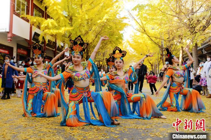 圖為秦州區(qū)文旅局組織的舞蹈隊帶來的舞蹈《絲路》?！∏刂輩^(qū)委宣布供圖