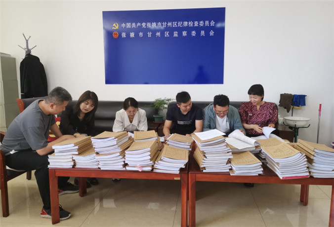 甘州區(qū)紀(jì)檢監(jiān)察干部會(huì)同財(cái)政、審計(jì)工作人員開展玉米制種款管理使用清查工作.jpg