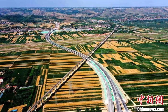 圖為甘肅境內(nèi)的高速公路。(資料圖) 甘肅省交通運(yùn)輸廳供圖