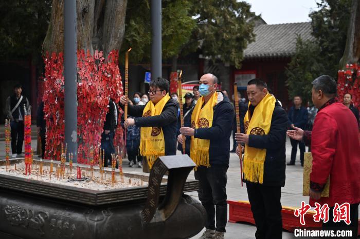 在甘肅天水市伏羲廟內(nèi)，參祭者雙手持香，祭拜人文始祖伏羲?！±顏嘄?攝