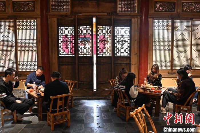 圖為甘肅天水市秦州區(qū)平南鎮(zhèn)蘇灣村民俗莊園內(nèi)的“圍爐煮茶”網(wǎng)紅打卡點。(資料圖) 李亞龍 攝