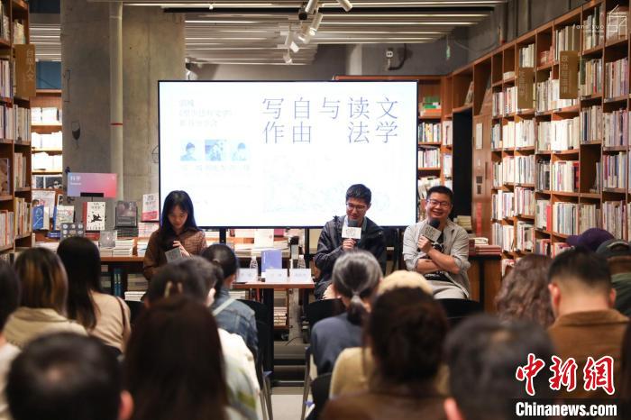 《至少還有文學》推出：在今天，我們?yōu)槭裁催€需要文學？
