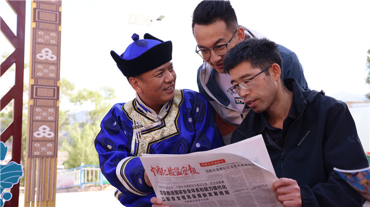2023年6月8日，甘肅省張掖市肅南裕固族自治縣紅灣寺鎮(zhèn)紀委工作人員在一小區(qū)廉政文化主題廣場與社區(qū)居民拉家常，宣傳廉潔知識，共話廉潔文化.jpg