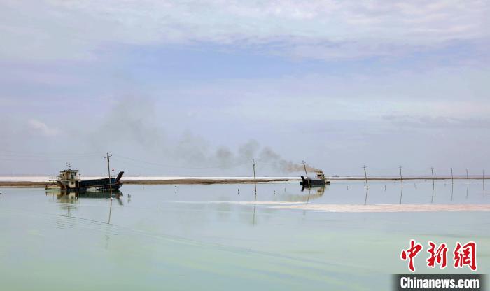 “天空之鏡”青海茶卡鹽湖：迎黃金旅游季，獨(dú)特景色引客來