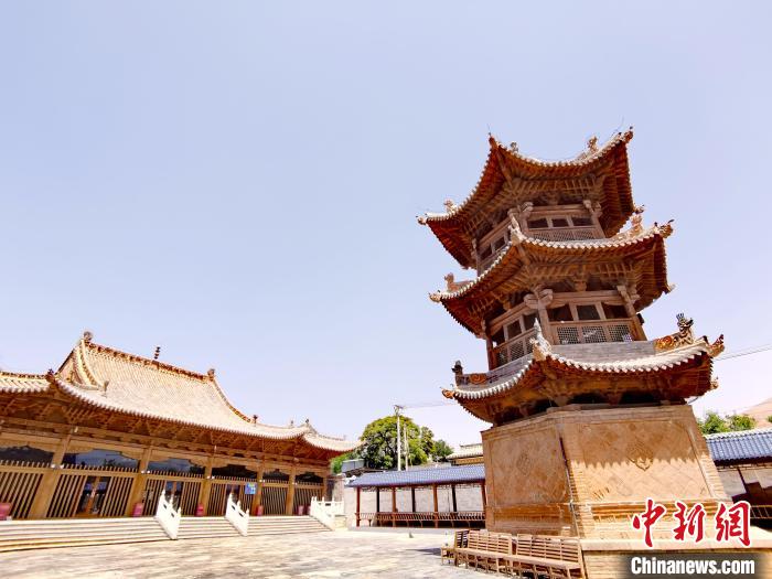 圖為阿河灘清真寺局部。　張?zhí)砀?攝