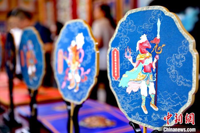 圖為唐卡延伸產(chǎn)品?！⊙Φ?攝