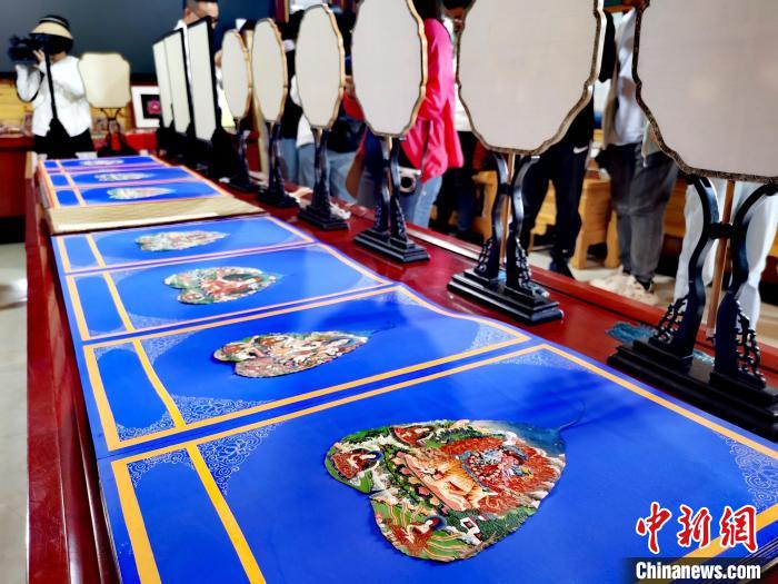 圖為唐卡延伸產(chǎn)品?！?zhí)砀?攝