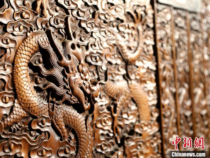 圖為青海永錄民俗博物館內(nèi)珍藏的中式家具細(xì)節(jié)展示。　薛蒂 攝