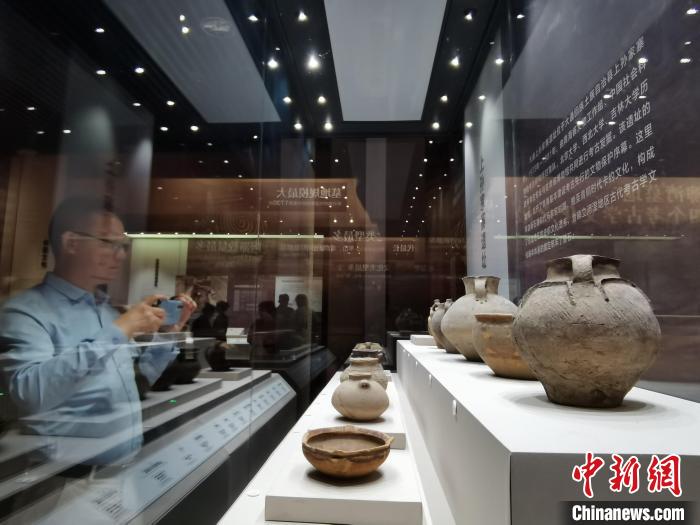 圖為河湟文化博物館展陳的陶器?！?zhí)砀?攝