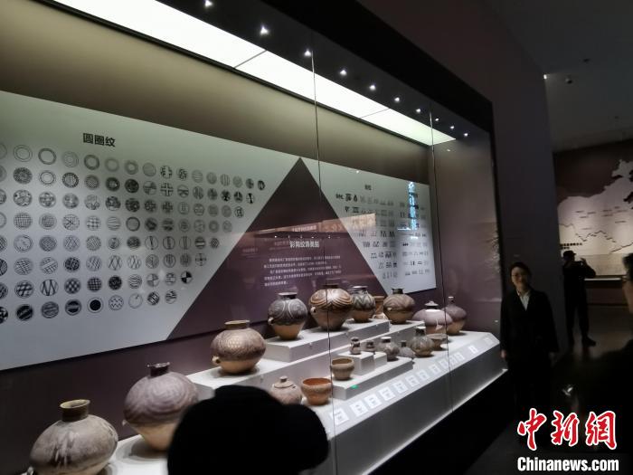 圖為河湟文化博物館展示的當(dāng)?shù)爻鐾敛侍盏募y飾類別?！?zhí)砀?攝