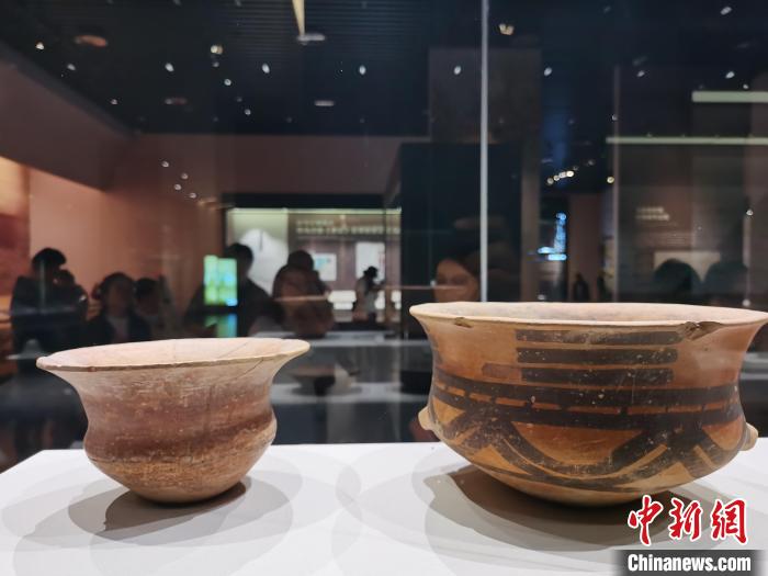 圖為河湟文化博物館展陳的陶器?！?zhí)砀?攝