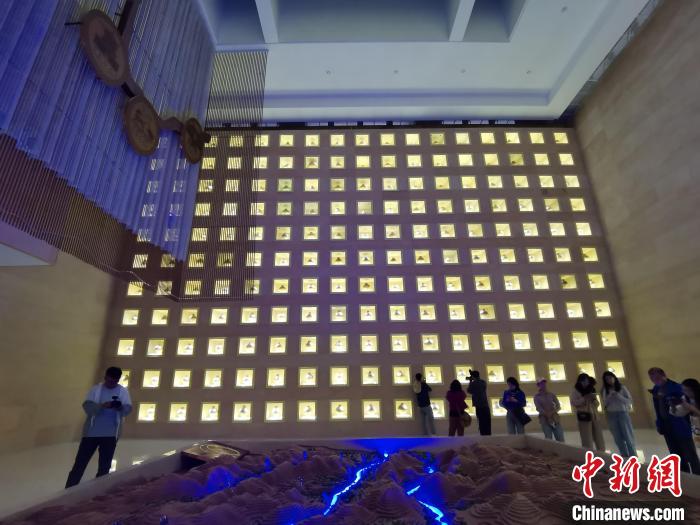 圖為河湟文化博物館序廳的左右彩陶墻放置的374件彩陶?！?zhí)砀?攝