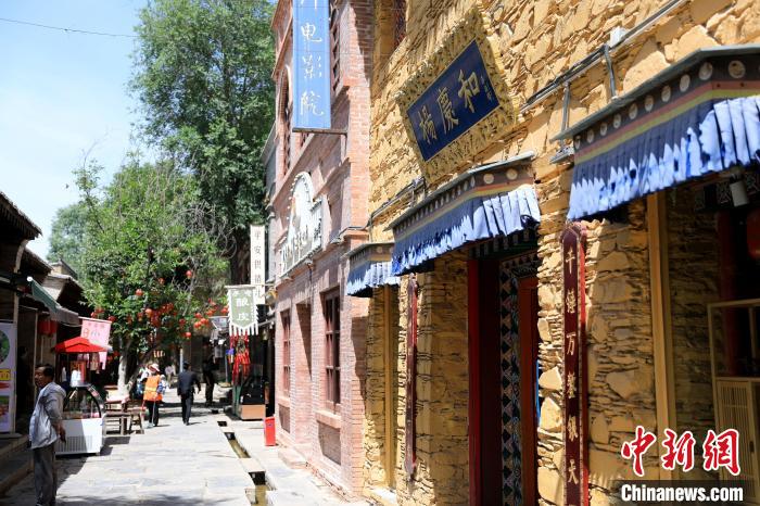 圖為平安驛·河湟民俗文化體驗(yàn)地的門店?！⊙Φ?攝