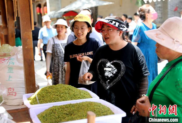 圖為民眾購(gòu)買青海特色小吃?！⊙Φ?攝