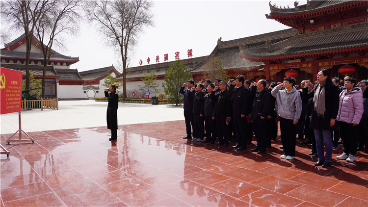 4月6日，為傳承弘揚革命英烈精神，教育引導(dǎo)紀檢監(jiān)察干部筑牢信仰之基、補足精神之鈣、把穩(wěn)思想之舵，永葆忠誠干凈擔(dān)當?shù)恼伪旧Ｊ屑o委監(jiān)委組織紀檢監(jiān)察干部赴靜寧縣界石鋪紅軍長征紀念館和莊浪縣梯田紀念館開展廉政教育和革命傳統(tǒng)教育。.jpg