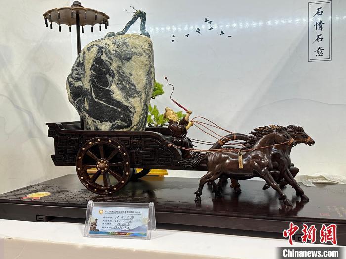8月3日——7日，2023中國(蘭州)絲綢之路國際賞石文化節(jié)在甘肅國際會展中心舉行。圖為名為《漢武大帝》的黃河石。楊娜 攝</p><p>