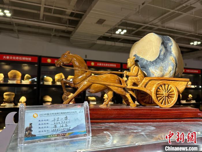 8月3日——7日，2023中國(蘭州)絲綢之路國際賞石文化節(jié)在甘肅國際會展中心舉行。圖為黃河石擺件《千古一帝》。楊娜 攝</p><p>