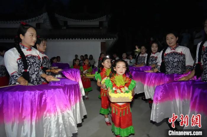 甘肅省西和縣姜席鎮(zhèn)晚霞湖畔，當(dāng)?shù)孛耖g舉行盛大的乞巧儀式。魏朵朵 攝