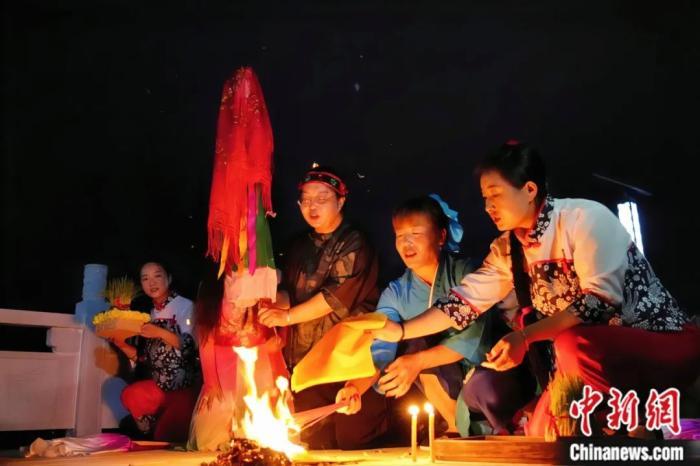 持續(xù)七天八夜的乞巧節(jié)正在西漢水上游的甘肅省西和縣進(jìn)行。西和縣姜席鎮(zhèn)晚霞湖畔，民眾“巧頭”點(diǎn)蠟、炷香、焚裱紙、跪拜，準(zhǔn)備將“巧娘娘”請進(jìn)院。魏朵朵 攝
