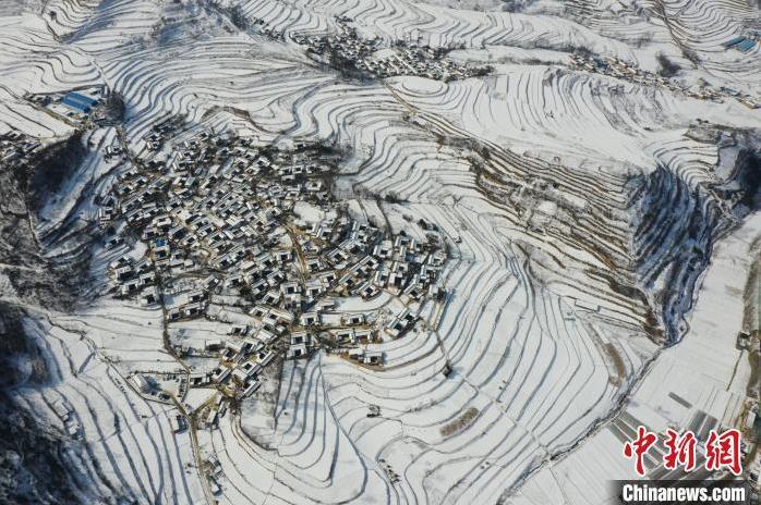 圖為航拍甘肅隴南市西和縣的“雪后鄉(xiāng)村”。(資料圖)張平良 攝