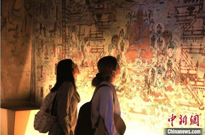 2023年8月27日，游客在甘肅省敦煌市博物館參觀文物展。張曉亮 攝(資料圖)