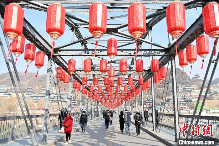 1月30日，裝扮一新的中山橋?yàn)榧磳⒌絹淼男麓杭压?jié)增添節(jié)日氛圍。九美旦增 攝</p><p>
